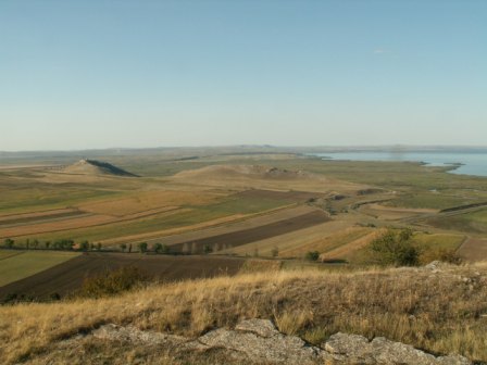 Blick vom Nordostrand des Babadag-Waldes über Burg Heraklea und Razim-See
