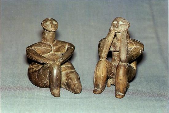 « Le penseur et sa femme » (Culture de Hamangia VIe.-Ve. millénaire av. n. è., Cernavodă)