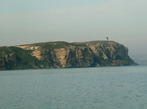 Cap Dolojman - côte escarpée et ruines d