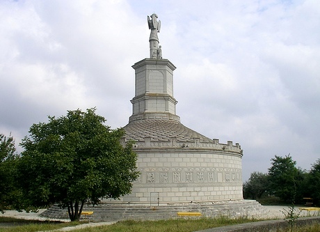 T阿达姆克利西的图拉真胜利纪念碑（公元二世纪修建，今为重修）
